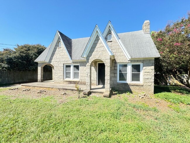 Building Photo - Newly REMODELED STONE HOUSE near downtown,...