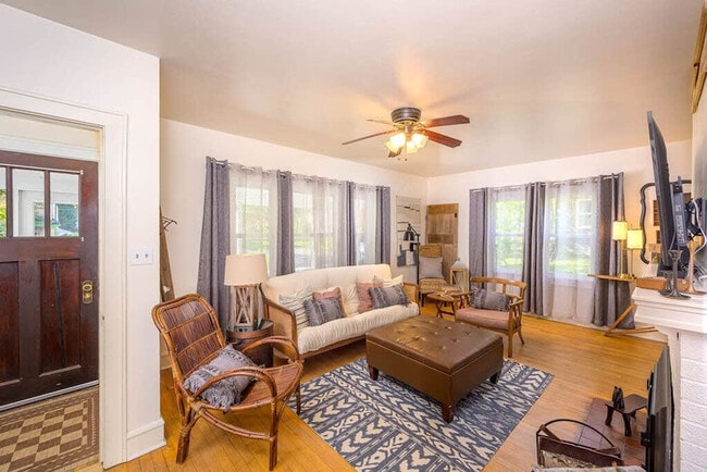 Photo - 826 E John St Unit ID1061650P