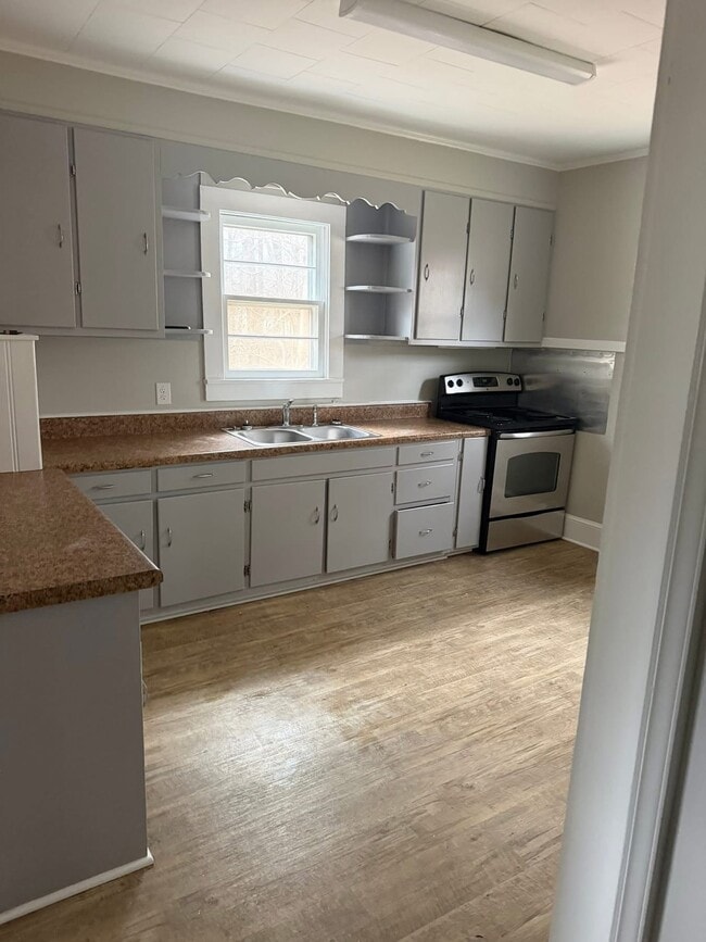 Photo - 301 W Steele St