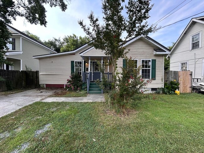 Spacious 4-Bedroom Home W/Sunroom & Large ... - Spacious 4-Bedroom Home W/Sunroom & Large ...