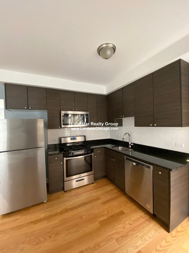 Building Photo - 1637 W Pratt Blvd Unit 1 Rental