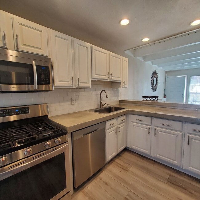 Photo - 2 Bedroom Townhome with Pool and Clubhouse/Centrally Located!!