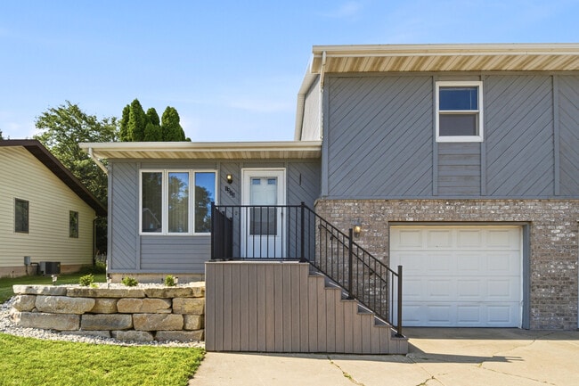 Building Photo - 1355 W Hiawatha Dr