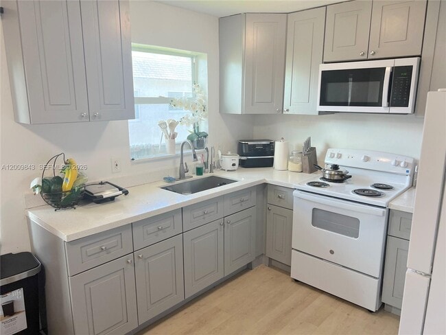 Building Photo - 5218 SW 91st Ave Unit 4