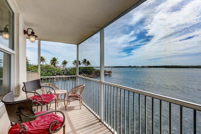 Building Photo - 1820 New Palm Way Unit 201