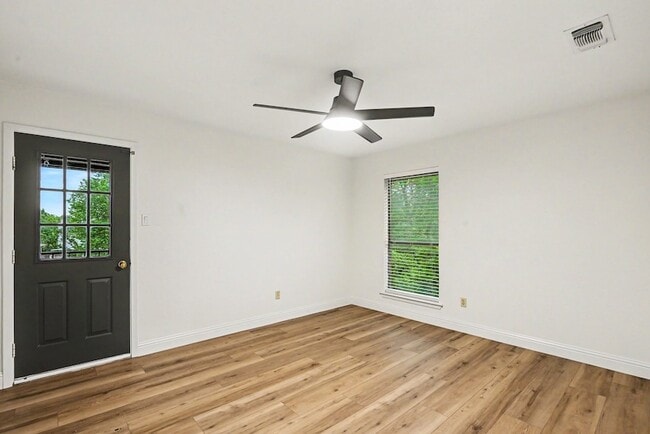 Photo - 2101 Mistletoe Ave