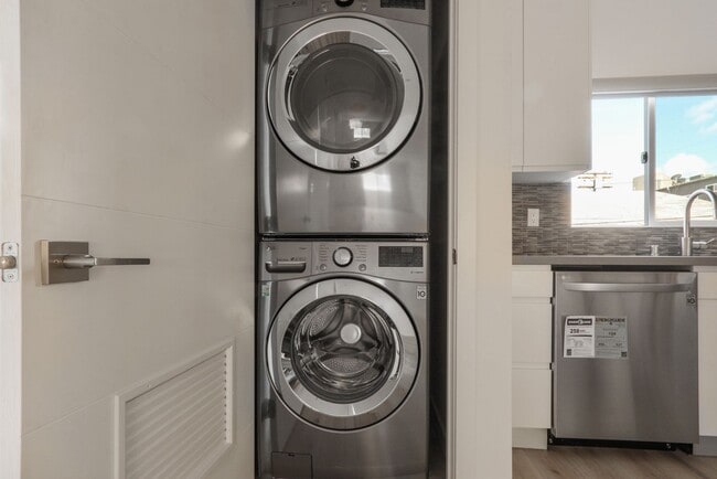 Photo - Gorgeous 3 Bedroom / 2 1/2 Bath Townhome-S... Unit 103