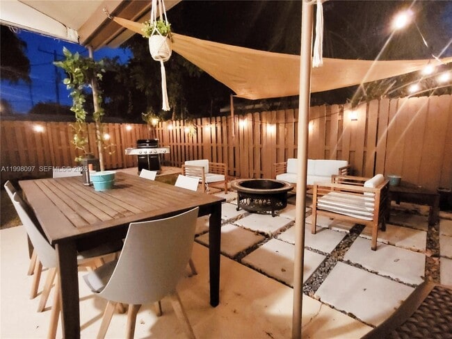 Building Photo - 20 SE 13th Terrace Unit 1-2