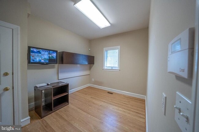 Photo - 707 Canterbury Ln