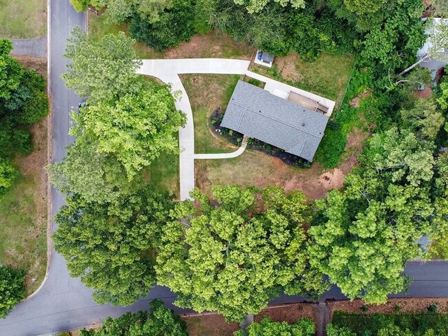 Building Photo - 2637 Twin Oaks Dr NW Unit B