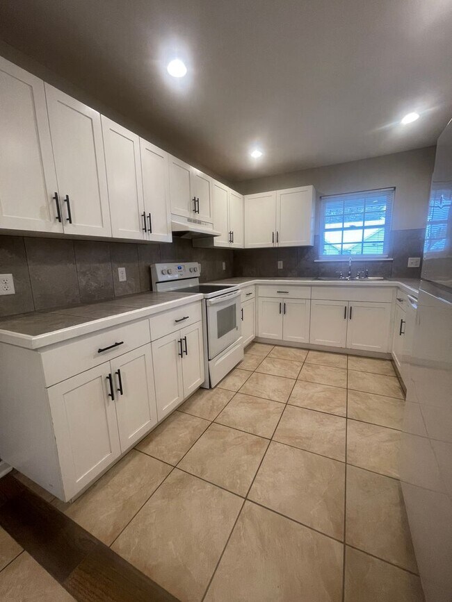 Photo - 108 Leeswood Cir