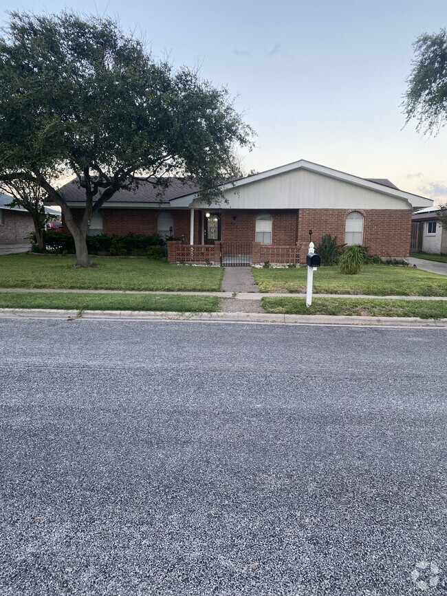 Building Photo - 127 Chiltipin Dr Rental