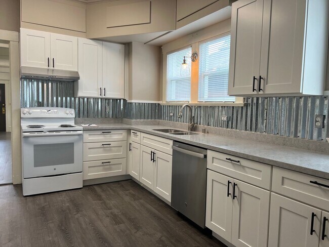 Photo - Great 8 Bedroom House Very Close to Univer...