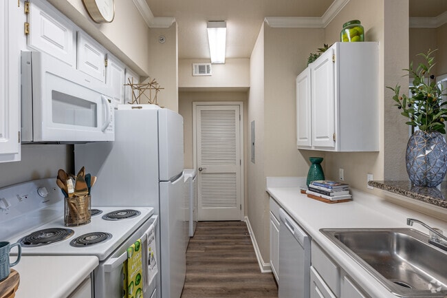 2BR, 2BA - 1,058SF - Kitchen