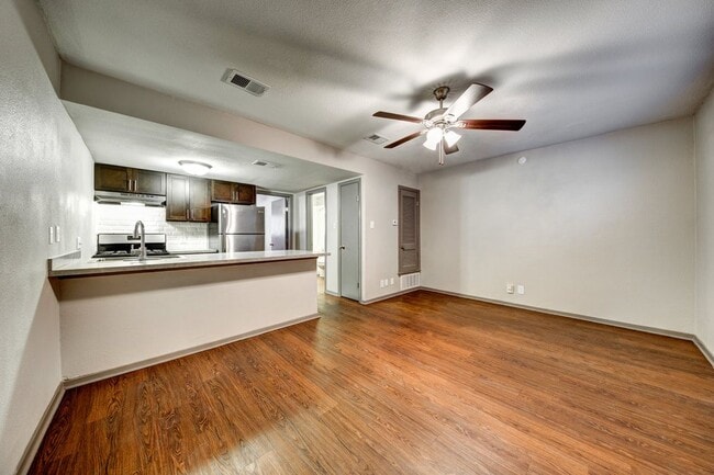 Photo - 1801 Fort View Rd Unidad 103