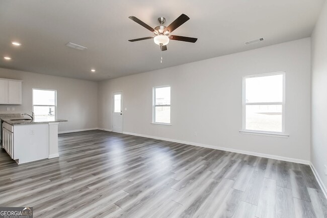 Photo - 160 Avondale Blvd SE