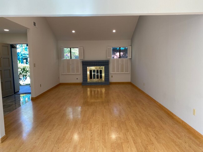 Photo - 201 Lagunaria Ln