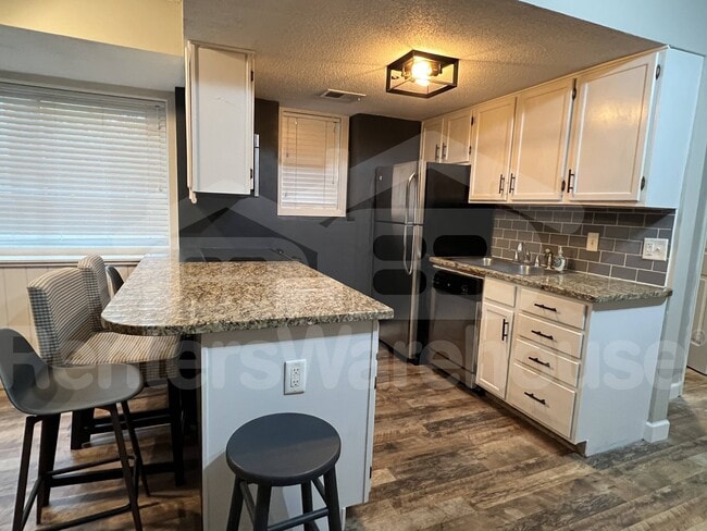 Building Photo - 5441 Rowland Rd Rental