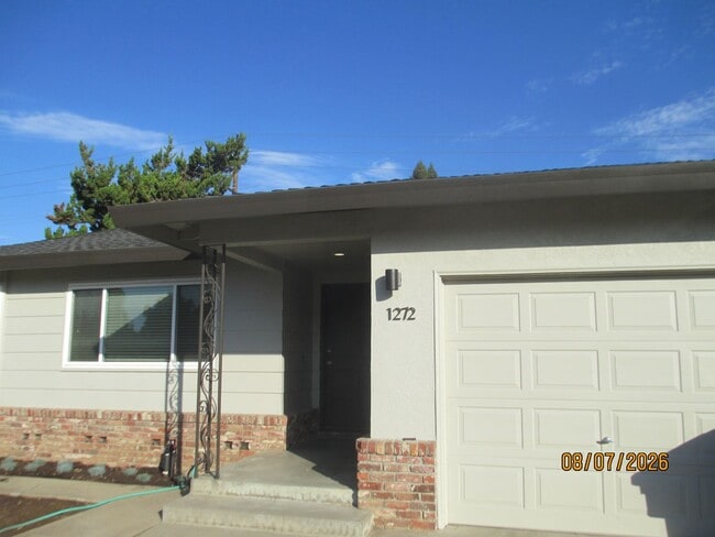 Building Photo - 1270-1272 Meredith Way Unit 1272
