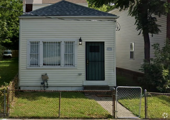 Building Photo - 4 Bedroom 2 Bath Home Available in Louisville