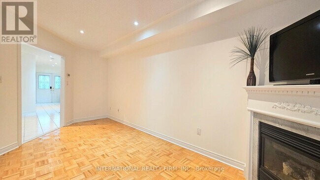 Photo - 195 Warwick Crescent