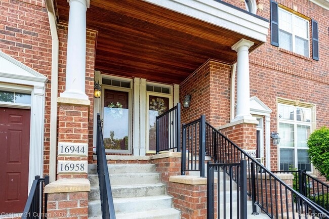 Photo - 16944 Farmington Rd Unit 22