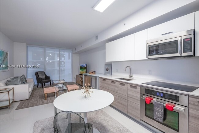 Building Photo - 1300 Brickell Bay Dr Unit 600