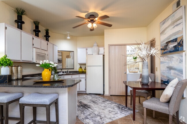 1BR, 1BA - 665SF - Kitchen