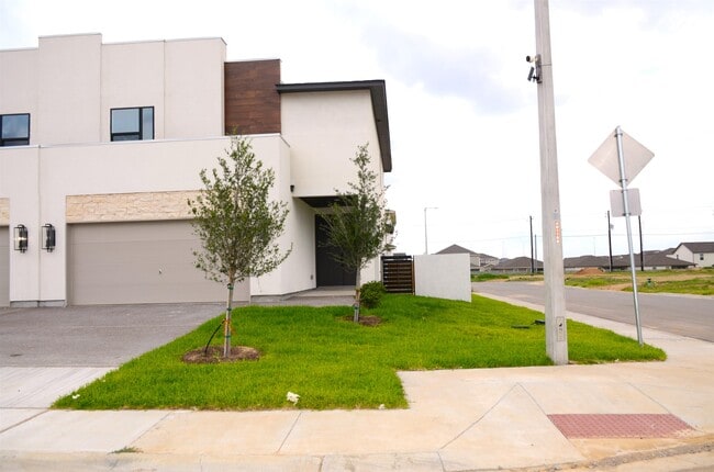 Photo - 1027 Birch Loop Unit 0