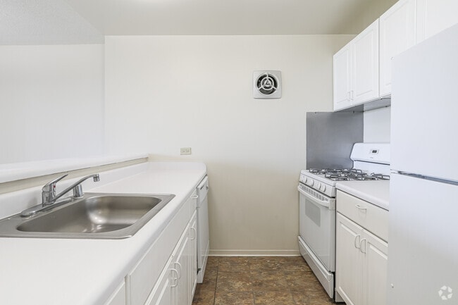 Convertible 1 BR - Kitchen