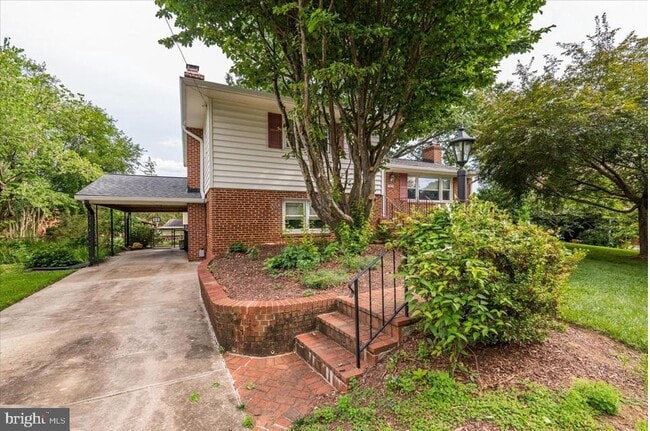 Building Photo - 7107 Tyndale St Rental