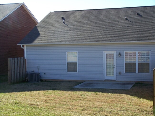Photo - 2 bed, 2 bath, 2 car garage ranch style townhouse in N. Knoxville