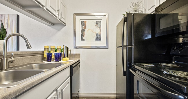 Photo - Oaks of Lewisville Apartments