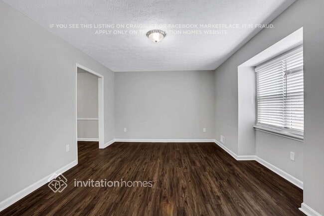 Photo - 475 Chartley Trail