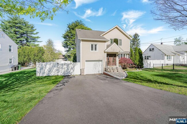 Photo - 405 Burnet Pl