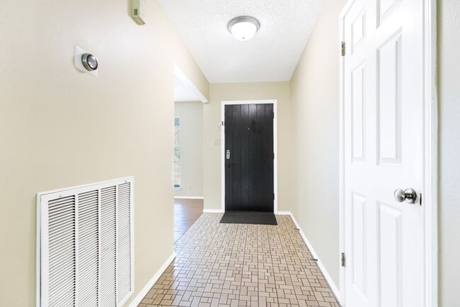Photo - Charming Home Awaits: Spacious & Modern Living in a Prime Location