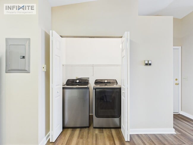 Photo - Bright & Updated 2 Bedroom Condo with Mountain Views – Available Now!