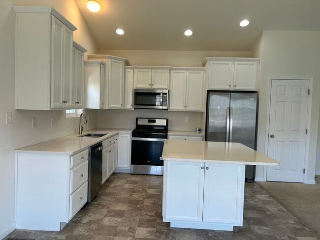 Photo - Stunning 4 bedroom 2.5 Bathroom Home in Ma...