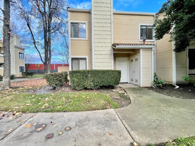 Photo - 1661 Pyrenees Ave