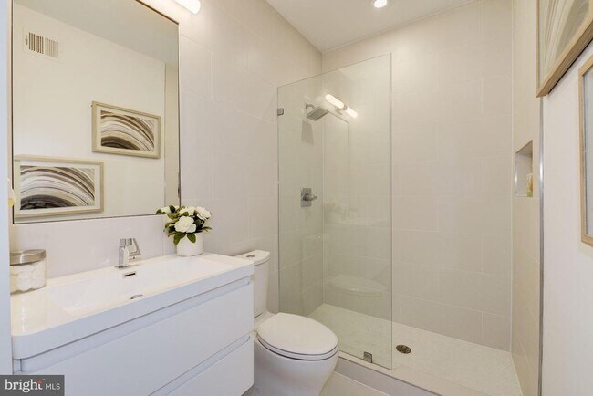 Photo - 1871 Corcoran St NE