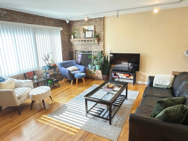 Building Photo - 715 W Diversey Pky Unit 3