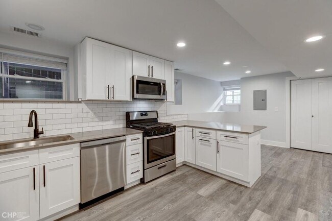 Building Photo - 4 bedroom in Chicago IL 60613 Unit G Rental