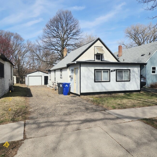 Building Photo - 1071 Norton St Rental