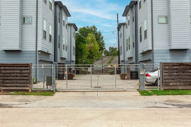 Photo - 2903 Blodgett St