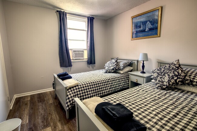 Downstairs bedroom - 651 King St W