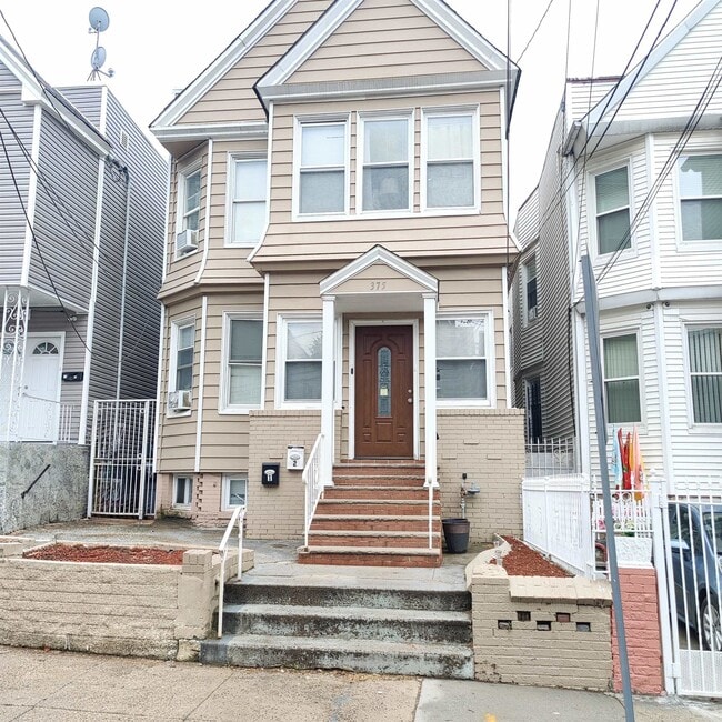 Building Photo - 375 Union St