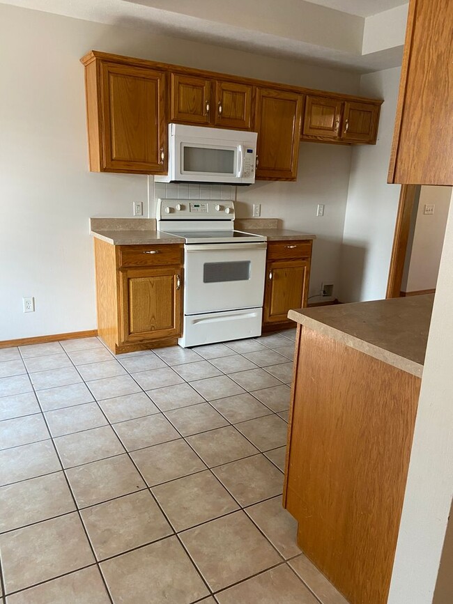 Photo - Great 3 BR, 2 Bath, 2 Car Garage Ranch located in SW Springfield.