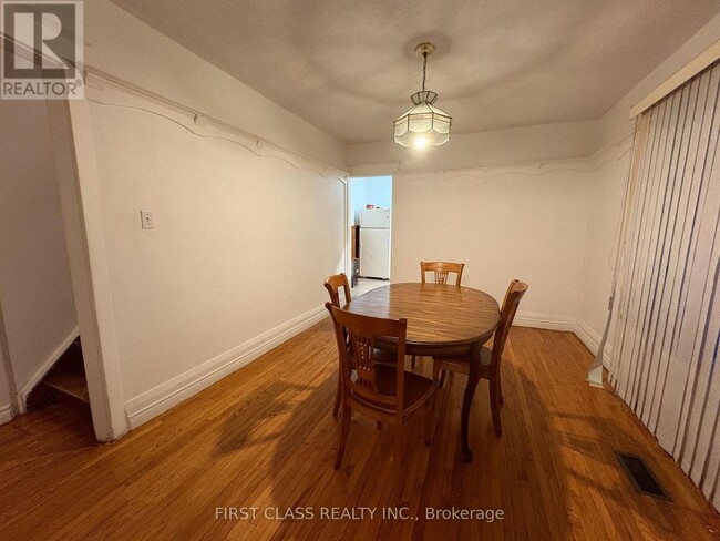 Photo - 2471 Gerrard St E