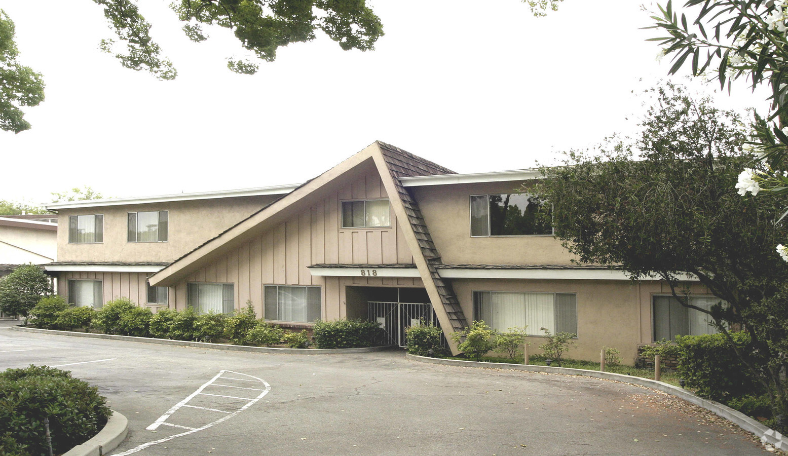 Photo - 818 W Huntington Dr Apartments