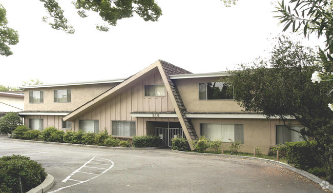 Building Photo - 818 W Huntington Dr Rental